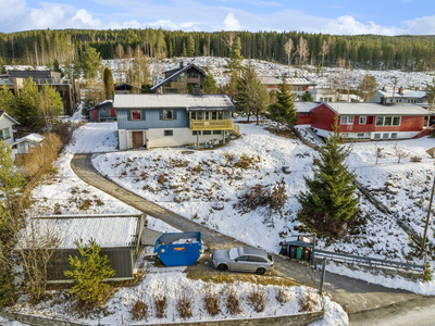 Enebolig på stor og solrik tomt med utsikt - Inneholdsrik planløsning med stort potensiale - Renoveringsobjekt - Garasje