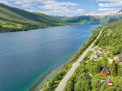 Enebolig på stor tomt på ca. 3 200 m², naust og med egen strandlinje. Garasje og uthus