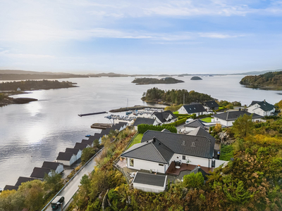 Enestående enebolig på Bjørøyhamn med praktfull sjøutsikt og solrik beliggenhet|Dobbel garasje