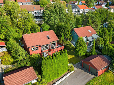 Familievennlig enebolig over 3 plan m/ solrik tomt. Dobbelgarasje m/ elbil-lader. Fjernvarme. Utleid hybel.