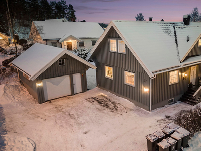 Familievennlig og romslig enebolig med 3 soverom og 2 bad. Vannbåren varme. Garasje. Skole, bhg. og butikker i nærheten.