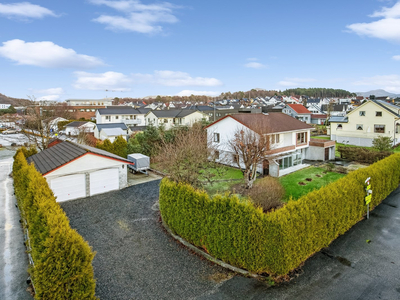 Fantastisk murhus sentralt på Lura | Dobbel garasje + garasje/verksted | Ca 1,0 mål selveier tomt| Behov for oppussing