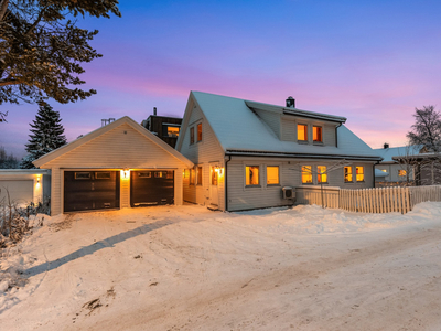 FIN FAMILIEBOLIG MED STOR OG GRØNN HAGE PÅ ØVRE DEL AV UGLA - 4 soverom - loftstue - 2 bad - dobbelgarasje