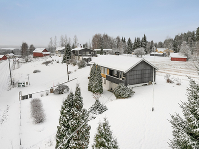 Fin familiebolig over to etasjer med lys og trivelig standard i landlige omgivelser med flott utsikt nær Finnskogen