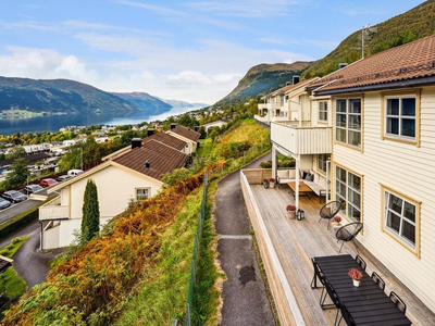 Fin og arealeffektiv leilighet i Holten - Attraktiv beliggenhet - 3 soverom - Romslig terrasse med flott utsikt