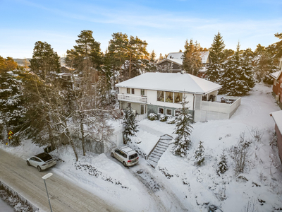 Flott enebolig med idyllisk tomt på 911 kvm. 5 soverom - 2 stuer - 2 bad - Garasje med takterrasse - Solrik beliggenhet.