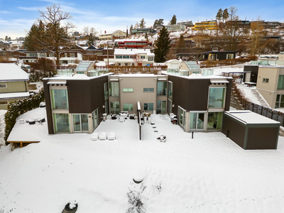 Flott funkisbolig med moderne og tiltalende løsninger - 4 soverom - Takterrasse - 2 garasjer og godt med parkering