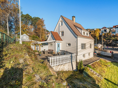 Flott og innholdsrik familiebolig med carport og flotte utearealer! Rolige omgivelser med kort vei til alt!