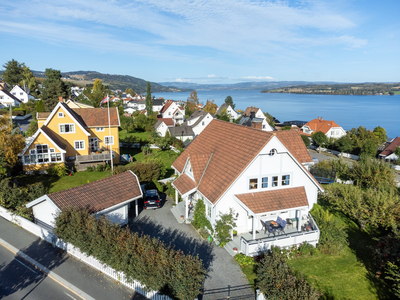 Flott og sjarmerende enebolig med sentral, skjermet beliggenhet. 5 soverom - 3 bad. Solrik uteplass. Dobbel garasje.