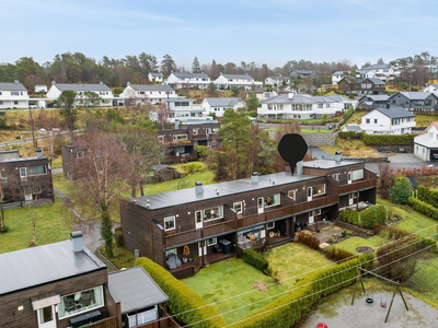 Flott rekkehus med pent opparbeidet hage - Attraktiv beliggenhet i Norheimskogen