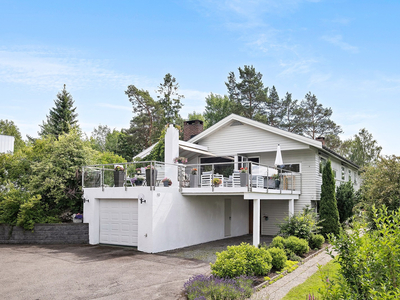 Frittliggende, arkitekttegnet bolig med pen tomt og fjordgløtt. Garasje med EL og carport. Stor, solrik terrasse.