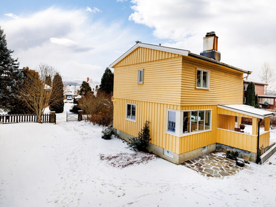 Godt vedlikeholdt enebolig i svært attraktivt og barnevennlig område i Hønefoss sentrum.