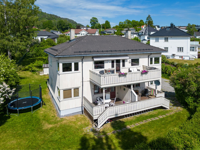 Hel tremannsbolig med stor tomt - 3 leiligheter - Fine uteplasser - Flott utsikt - Rolig, sentralt og barnevennlig.