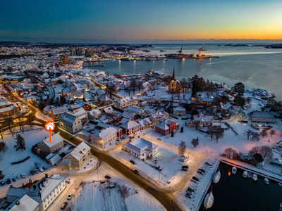 Spennende leilighet ved Larviks Indre Havn. Bad i hver etasje. Vaskerom. Kort avstand til kultur, uteliv og sjøen.