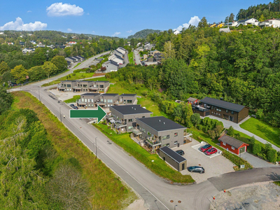 Høystandard leilighet i 2.etg med svært attraktiv beliggenhet på Heistad! Populært og familievennlig område.