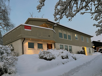 Innflyttingsklar enebolig i Bogen. Praktisk, rimelig oppvarming, flott utsikt. Dette er mye og bra hus for pengene!