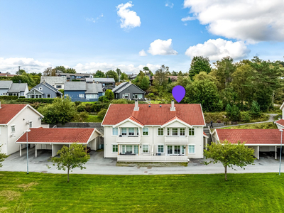 Innholdsrik 4-roms leilighet beliggende i 2. etasje med sentral beliggenhet og gode solforhold. Carport.