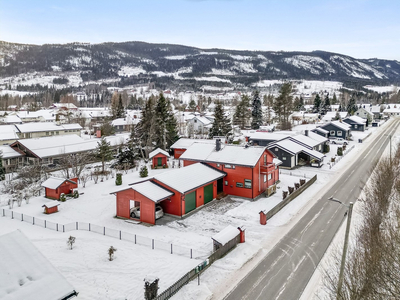 Innholdsrik enebolig med flott, velstelt hage | Garasje, carport, uthus og godt med lagringsplass | Sentralt på Dokka