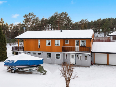 Innholdsrik familiebolig. Flott, solrik og barnevennlig beliggende. Stor garasje og utsikt også noe mot Eidangerfjorden.