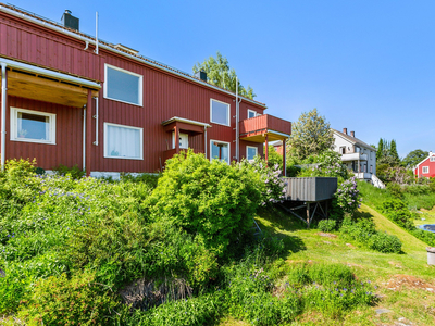 Innholdsrik leilighet over to plan med nydelig utsikt i populært boområde på Sverresli. Terrasse med gode solforhold.