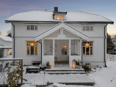 Innholdsrik og sjarmerende enebolig fra 1910 m/ solrike uteplasser - Parkering i carport - Kort veg til Mjøsa og sentrum