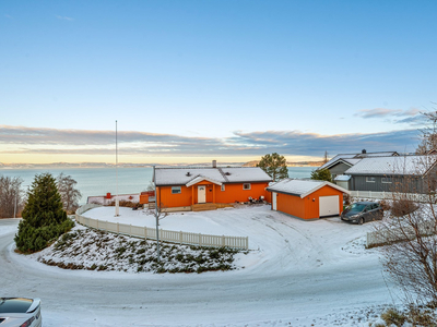 Innholdsrik og velholdt enebolig med nydelig beliggenhet i Smiskaret | Fantastiske sol- og utsiktsforhold | 5 soverom