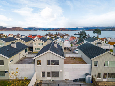 Judaberg | Gjennomgående leilighet like ved skolen og barnehagen | 2 soverom, stor terrasse og flott utsikt.