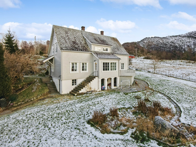 Klassisk og stor einebustad i naturskjønne omgivnadar | 5 soverom, 2 bad og 3 stover | Stor tomt og gode solforhald