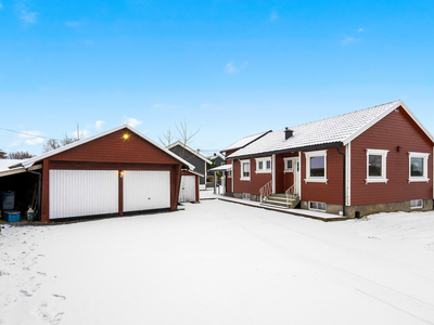 Klavestadhaugen - Enebolig med hybel - Solrik uteplass og hage - Romslig garasje