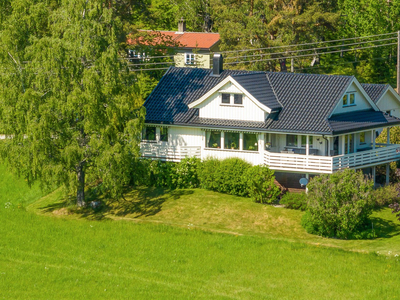 Enebolig med idyllisk og usjenert beliggenhet. Stor tomt, fine uteplasser og dobbelgarasje. Badstue og kjølerom.