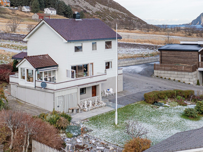 Kvalsvika - Flott bolig med herlig hage i naturskjønneomgivelser | Innholdsrik familiebolig med sjøen og fjell rett ved