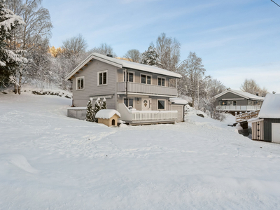 ÅL - Påkostet enebolig over 2-plan. Ny dobbel-garasje, opparbeidet uteområde og barnevennlig boligområde m lite trafikk.