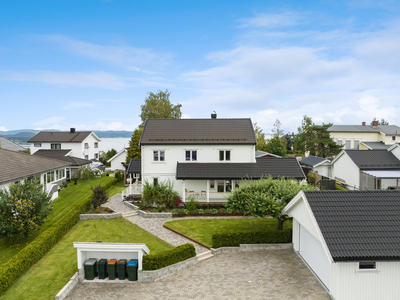 Lekker enebolig i populært område - Pent opparbeidet og solrik hage - Utestue - Drivhus - Garasje. 200 m. til skole.