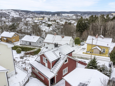 Liten, trivelig enebolig med fin beliggehet på Hjortsberg - Høyt og fritt med fin utsikt og gode solforhold