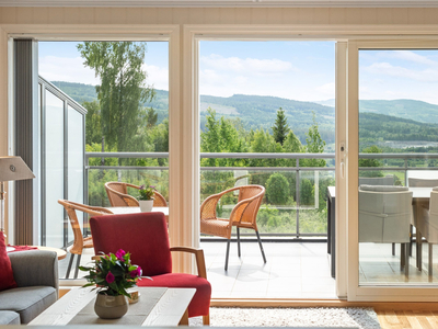 Lys og flott 3-roms terrasseleilighet i Bogeråsen - Stor terrasse med fantastisk utsikt - Garasjeplass