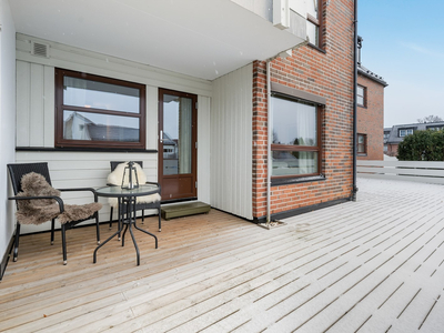 Sentral, lys og lettstelt leilighet med enkel adkomst i 1. etasje - Stor, solrik terrasse - Parkering i garasjeanlegg