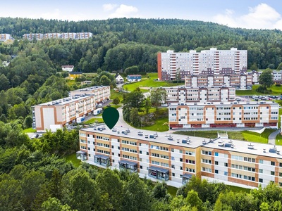 Lys og pen 3-roms leilighet beliggende i 2 etasje. Innglasset balkong. Sentralvarme. Mulighet for parkering.