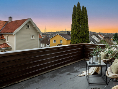 Lys og sentrumsnær 3-roms i 1.etg. med terrasse, flotte solforhold og park. på tomt. Tilhørende kjeller med god lagring.