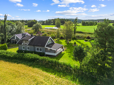 Meget innbydende og innholdsrik eiendom. Pent opparbeidet tomt (1.518 m2). 4 soverom. Stor dobbel garasje med loft