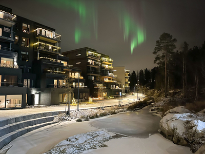 Meget pen 3-roms leilighet fra 2022. Markterrasse, heis og vannbåren varme. Mulighet for å kjøpe garasjeplass med lader.