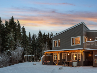 Moderne familiebolig fra 2019 m/ skjermet beliggenhet mot friområde. God planløsning og pen standard. Carport m/ lader.