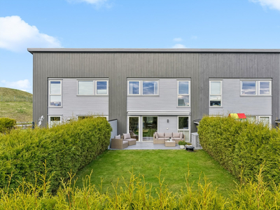 Moderne rekkehus på Ganddal med god planløsning og solrik hage. Dobbel carport. Kort avstand til både skole & barnehage