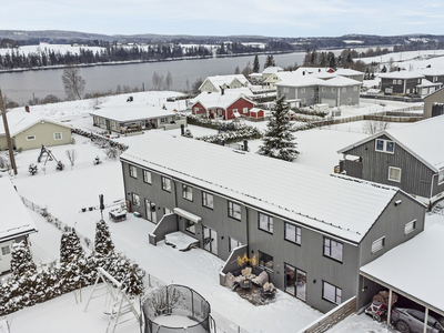 Nyere og moderne rekkehus over to plan | Terrasse med hage og balkong | Carport med elbillader | Attraktivt boligområde