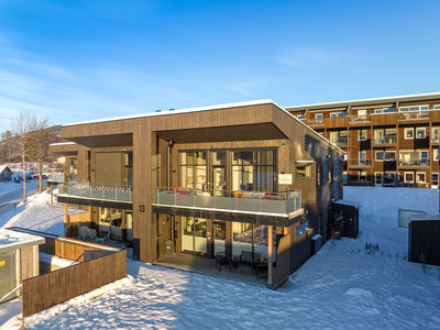 Nyere, stilig og topp moderne 4-roms selveierleilighet m/garasjeplass - terrasse. Gangavstand til sentrum!