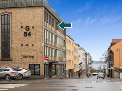 Nyrenovert 1-roms midt i Hamar sentrum! Medfølgende kombinert vask/tørk, lyse og moderne overflater.