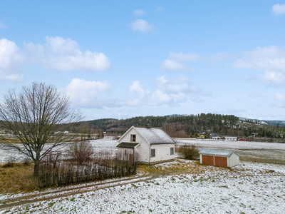 Oppussingsklar bolig i solrike omgivelser - kort veg til Hukusjøen - landlig beliggenhet - uthus med oppbevaringsmulighe