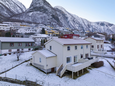 Årdalstangen | Fin vertikaldelt tomannsbustad med god standard | Veranda | 3 soverom |