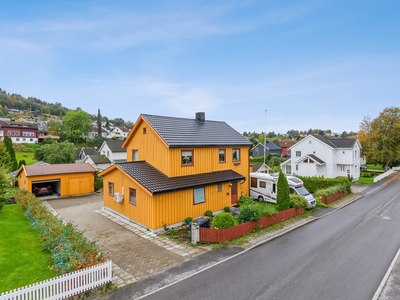 Reina/Guldbergaunet - Innholdsrik enebolig med 2 hybler i tilbygg. Kort veg til butikk, barnehage og skoleanlegg.