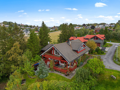 ROMSLIG FAMILIEBOLIG MED UTLEIE | Attraktiv beliggenhet | Gode sol & utsiktsforhold | 5 soverom | Dobbel carport.