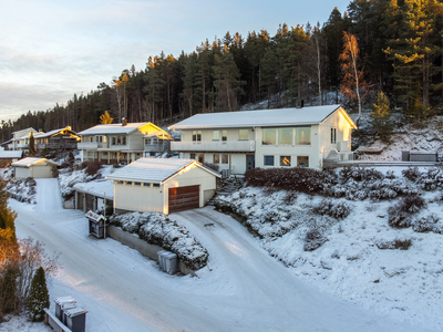 Romslig og tiltalende enebolig med 2 garasjer. Panorama utover Beitstadfjorden! Svært gode solforhold.